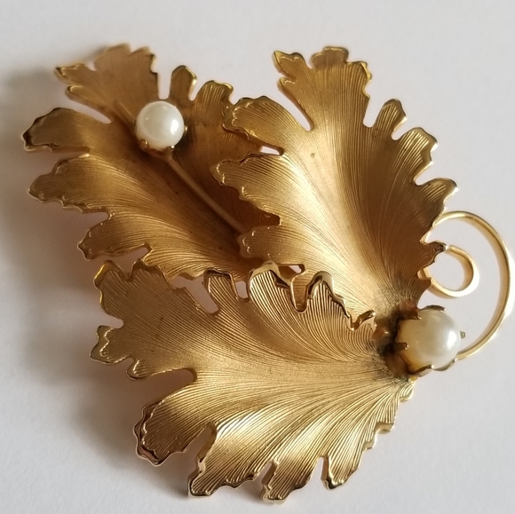 Relisted -Vintage three leaves brooch with white pearls gold tone leaf pin - Picture 6 of 13